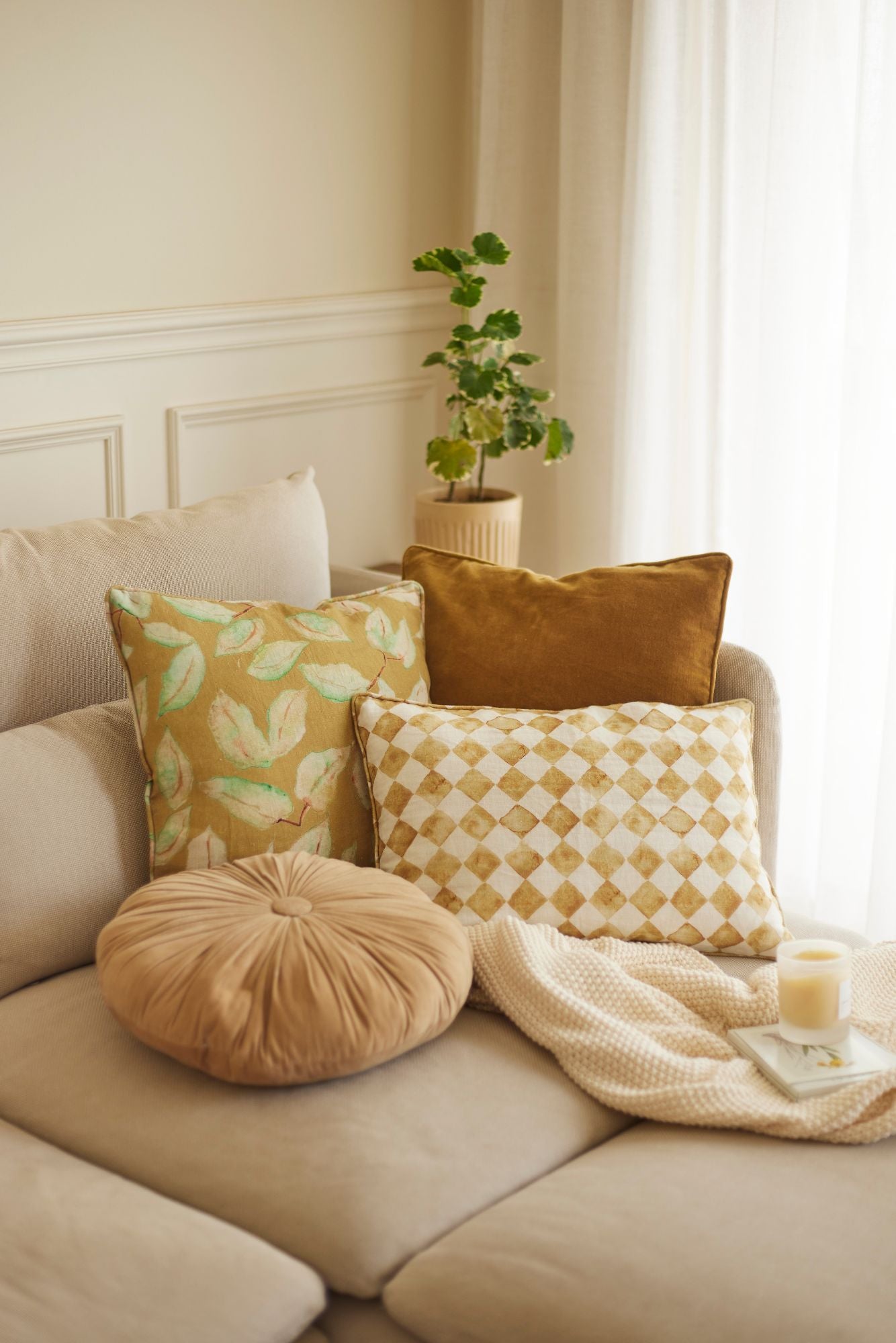 Cuddle Sand Velvet Round Cushion